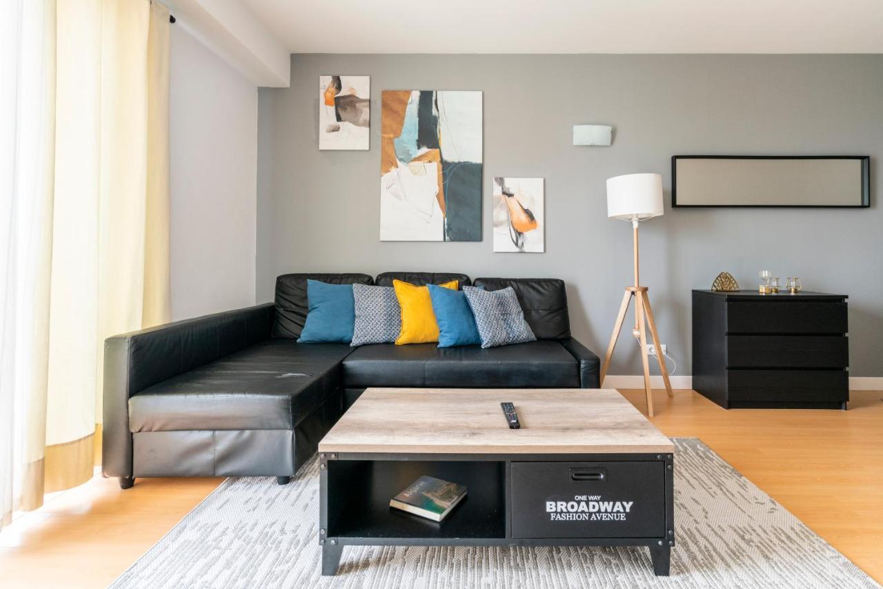 Bright & Spacious 2 Bed Flat 2 Bath W Garage In Marina Apartment *