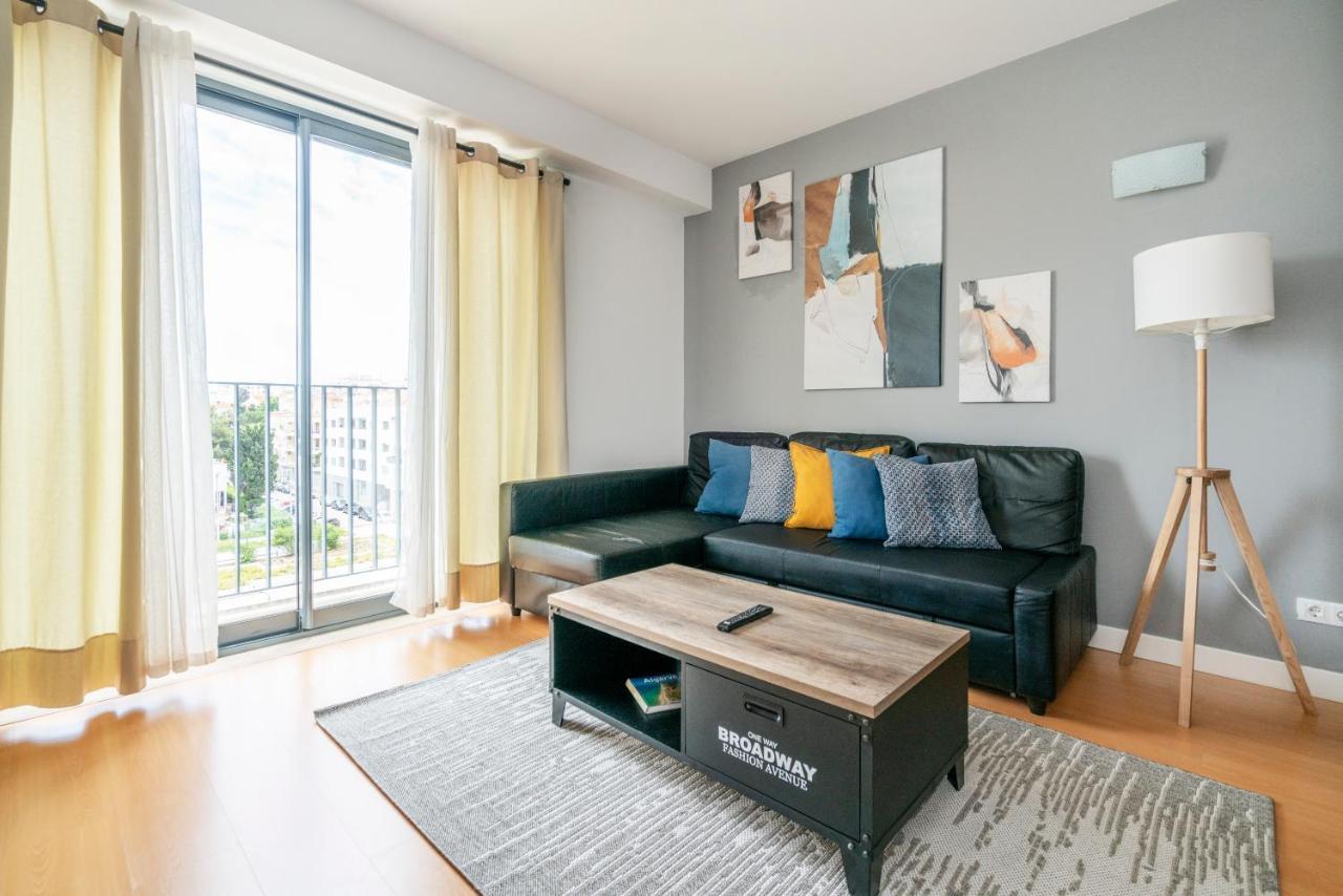 Bright & Spacious 2 Bed Flat 2 Bath W Garage In Marina *