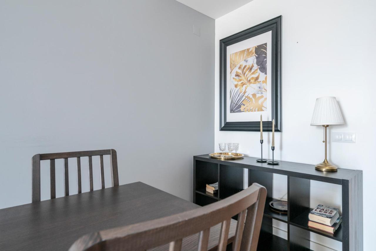 Bright & Spacious 2 Bed Flat 2 Bath W Garage In Marina * Lagos