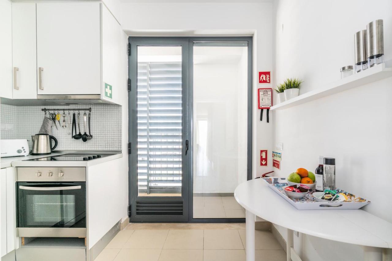 Bright & Spacious 2 Bed Flat 2 Bath W Garage In Marina Apartment *
