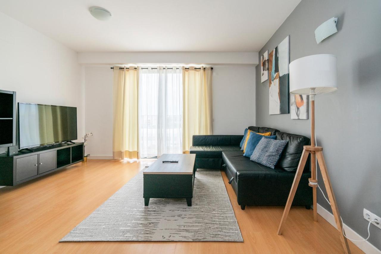 Bright & Spacious 2 Bed Flat 2 Bath W Garage In Marina *