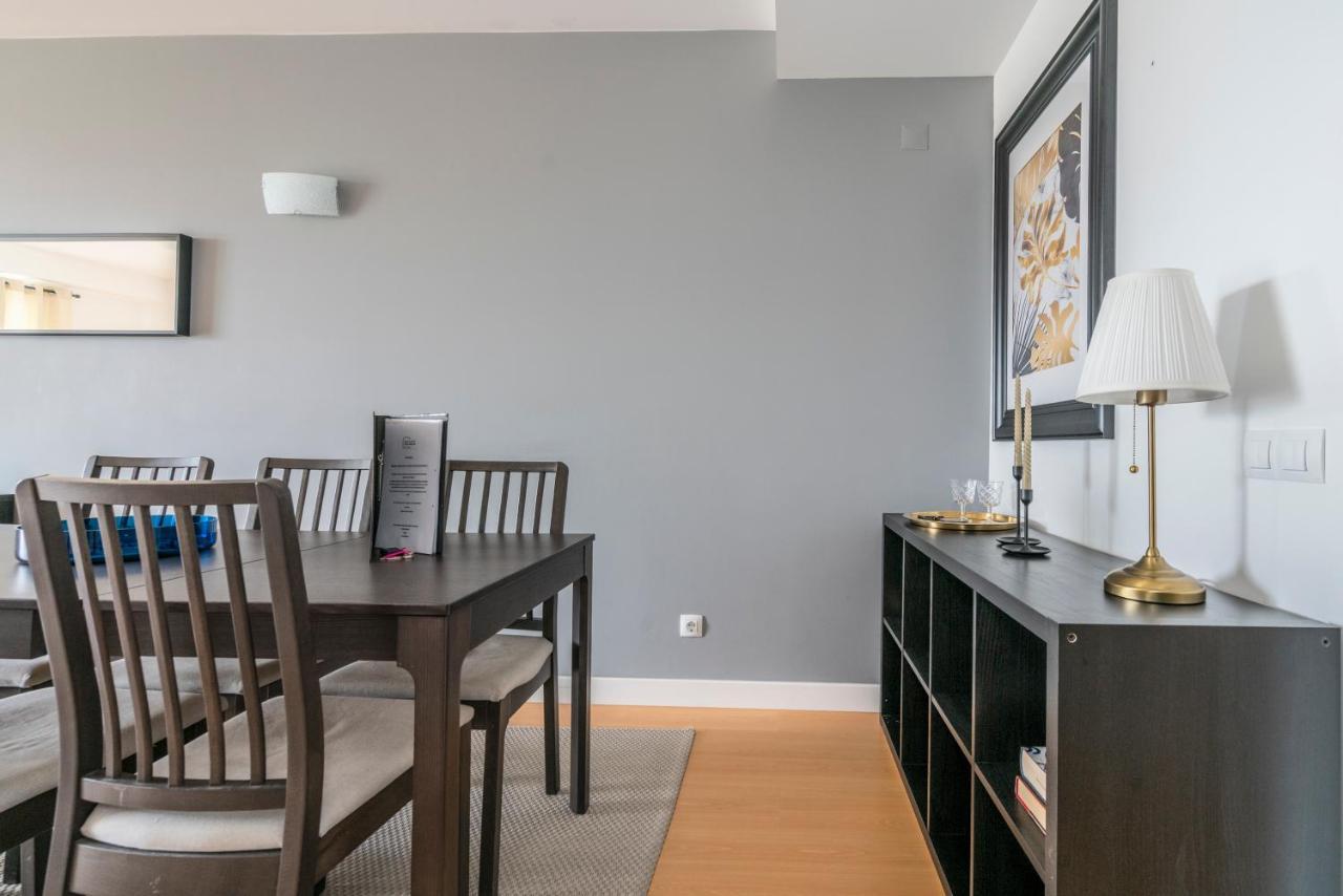 Bright & Spacious 2 Bed Flat 2 Bath W Garage In Marina *