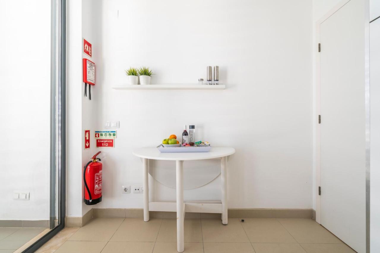 Bright & Spacious 2 Bed Flat 2 Bath W Garage In Marina Apartment