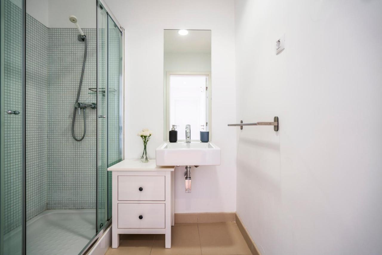 Bright & Spacious 2 Bed Flat 2 Bath W Garage In Marina